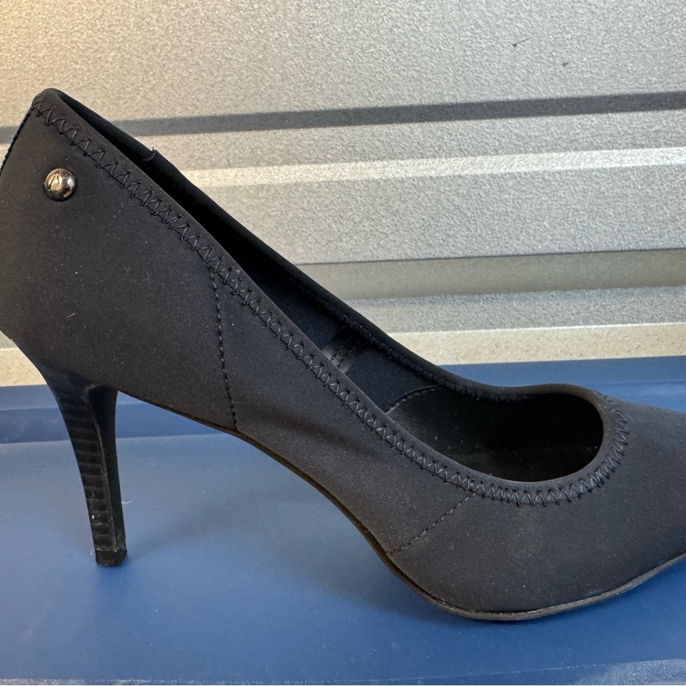 Vera wang Classic navy Heels